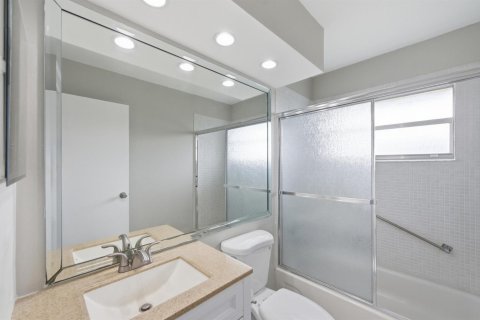 Condo in Delray Beach, Florida, 2 bedrooms № 2246265 - photo 18