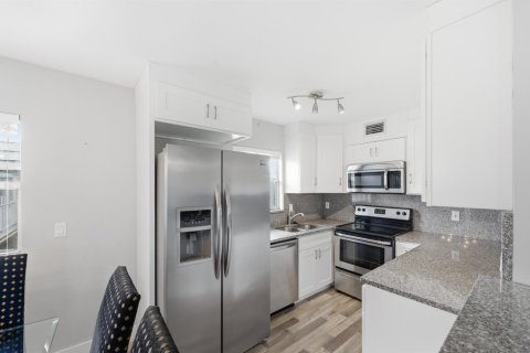 Condo in Delray Beach, Florida, 2 bedrooms № 2246265 - photo 13
