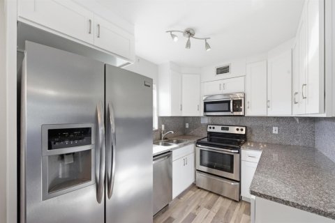 Condo in Delray Beach, Florida, 2 bedrooms № 2246265 - photo 10