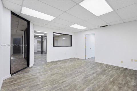 Commercial property in Doral, Florida № 2158613 - photo 14