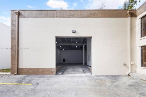 Commercial property in Doral, Florida № 2158613 - photo 6