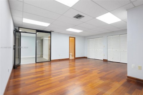 Commercial property in Doral, Florida № 2158613 - photo 30