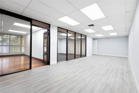 Commercial property in Doral, Florida № 2158613 - photo 28