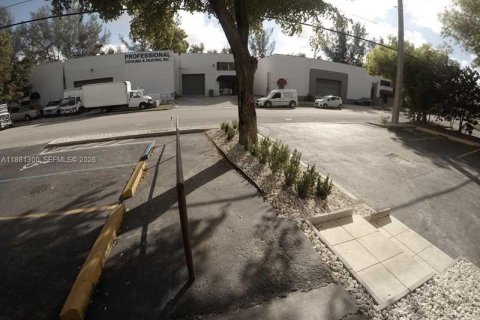 Commercial property in Doral, Florida № 2158613 - photo 10