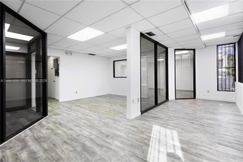 Commercial property in Doral, Florida № 2158613 - photo 16