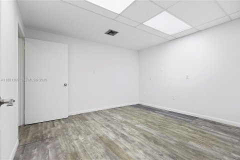 Commercial property in Doral, Florida № 2158613 - photo 12
