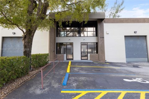Commercial property in Doral, Florida № 2158613 - photo 2