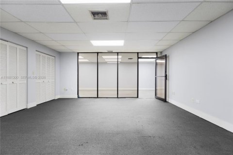 Commercial property in Doral, Florida № 2158613 - photo 27