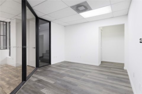 Commercial property in Doral, Florida № 2158613 - photo 19