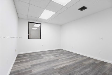 Commercial property in Doral, Florida № 2158613 - photo 20