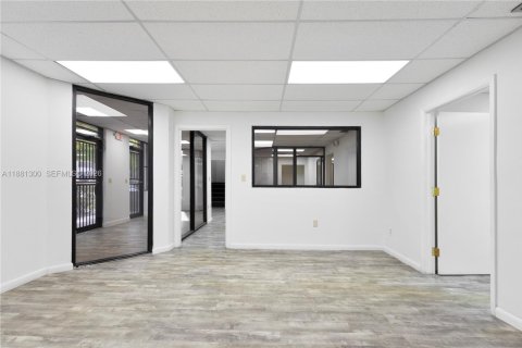 Commercial property in Doral, Florida № 2158613 - photo 15