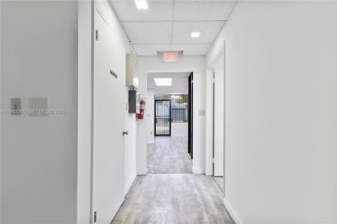 Commercial property in Doral, Florida № 2158613 - photo 22