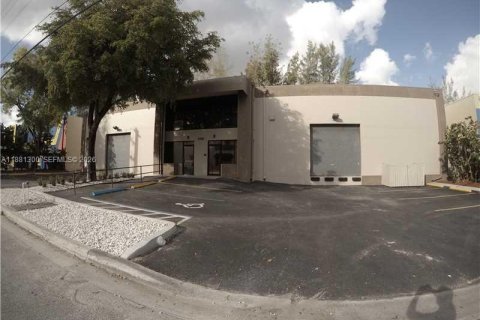 Commercial property in Doral, Florida № 2158613 - photo 8