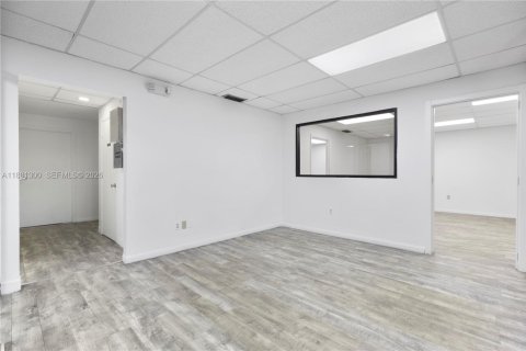 Commercial property in Doral, Florida № 2158613 - photo 13