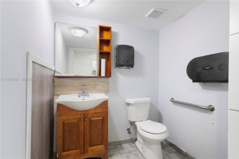 Commercial property in Doral, Florida № 2158613 - photo 23