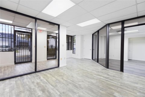 Commercial property in Doral, Florida № 2158613 - photo 18