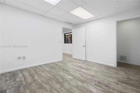 Commercial property in Doral, Florida № 2158613 - photo 11