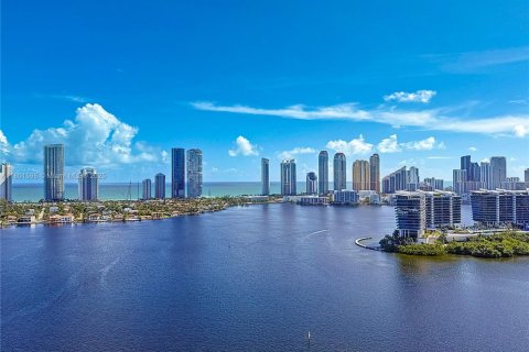Condominio en venta en Aventura, Florida, 4 dormitorios, 379.04 m2 № 1697637 - foto 1