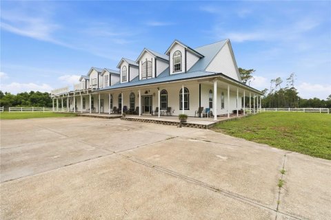 House in Sorrento, Florida 6 bedrooms, 453.73 sq.m. № 2218230