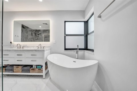 House in Davie, Florida 4 bedrooms, 230.58 sq.m. № 1986666 - photo 30