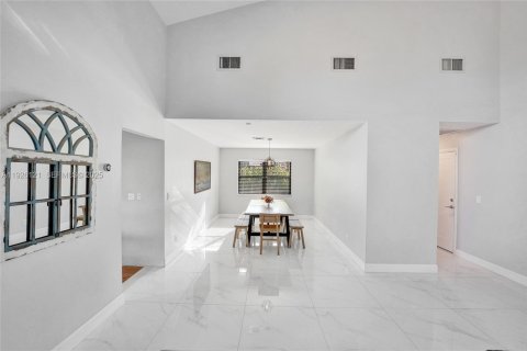 House in Davie, Florida 4 bedrooms, 230.58 sq.m. № 1986666 - photo 13