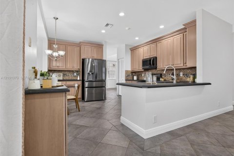 House in Weston, Florida 4 bedrooms, 247.96 sq.m. № 2401330 - photo 9
