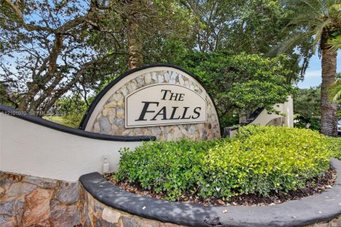 House in Weston, Florida 4 bedrooms, 247.96 sq.m. № 2401330 - photo 2