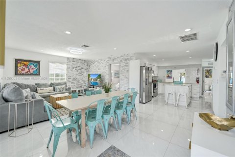 House in Dania Beach, Florida 5 bedrooms, 185.8 sq.m. № 1964449 - photo 9
