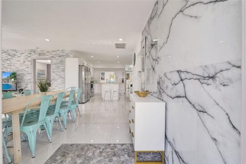 House in Dania Beach, Florida 5 bedrooms, 185.8 sq.m. № 1964449 - photo 8