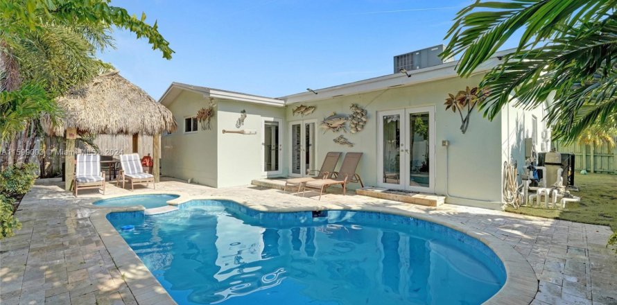 House in Dania Beach, Florida 5 bedrooms, 185.8 sq.m. № 1964449