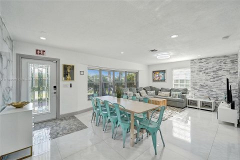 House in Dania Beach, Florida 5 bedrooms, 185.8 sq.m. № 1964449 - photo 11