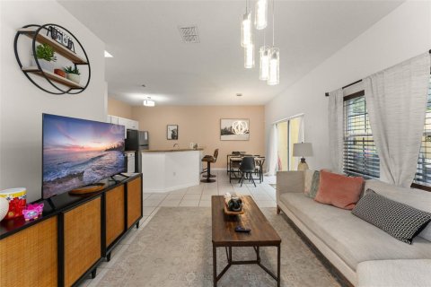 Touwnhouse à vendre à Kissimmee, Floride: 4 chambres, 151.99 m2 № 2406383 - photo 6
