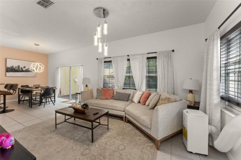 Touwnhouse à vendre à Kissimmee, Floride: 4 chambres, 151.99 m2 № 2406383 - photo 5