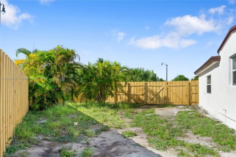 House in Pompano Beach, Florida 3 bedrooms, 86.77 sq.m. № 1806436 - photo 8