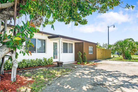 House in Pompano Beach, Florida 3 bedrooms, 86.77 sq.m. № 1806436 - photo 1