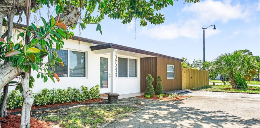 House in Pompano Beach, Florida 3 bedrooms, 86.77 sq.m. № 1806436