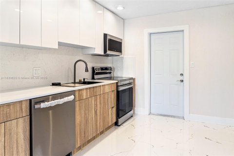 House in Pompano Beach, Florida 3 bedrooms, 86.77 sq.m. № 1806436 - photo 10