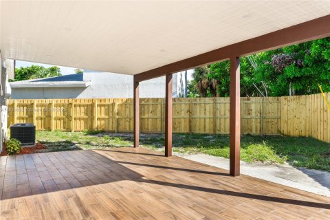 House in Pompano Beach, Florida 3 bedrooms, 86.77 sq.m. № 1806436 - photo 6