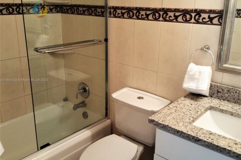 Condo in Miami Beach, Florida, 2 bedrooms  № 1872034 - photo 22
