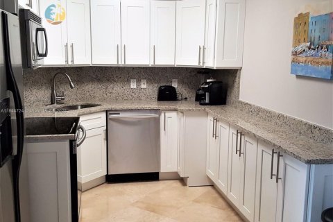 Condo in Miami Beach, Florida, 2 bedrooms  № 1872034 - photo 14