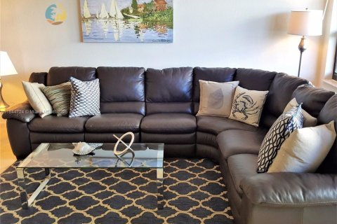 Condo in Miami Beach, Florida, 2 bedrooms  № 1872034 - photo 9