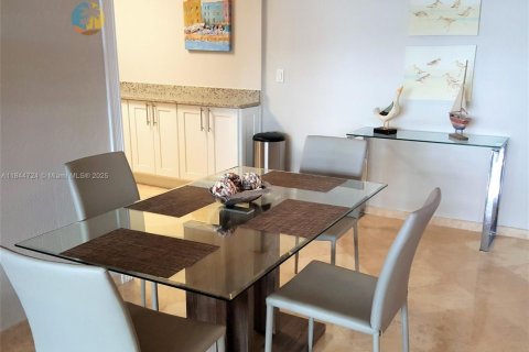 Condo in Miami Beach, Florida, 2 bedrooms  № 1872034 - photo 13