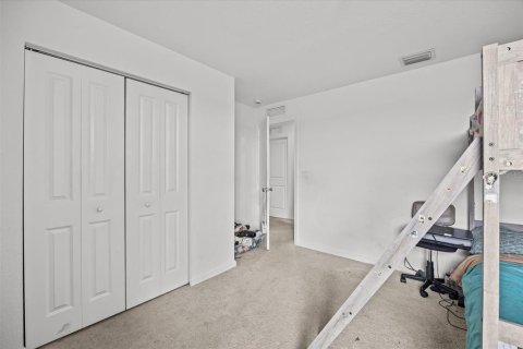 House in St. Lucie, Florida 5 bedrooms, 216.09 sq.m. № 2305140 - photo 26