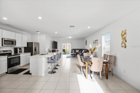 House in St. Lucie, Florida 5 bedrooms, 216.09 sq.m. № 2305140 - photo 7