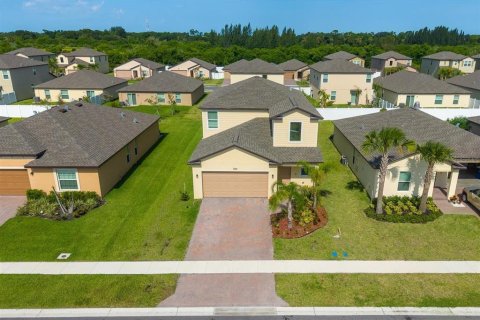 House in St. Lucie, Florida 5 bedrooms, 216.09 sq.m. № 2305140 - photo 4