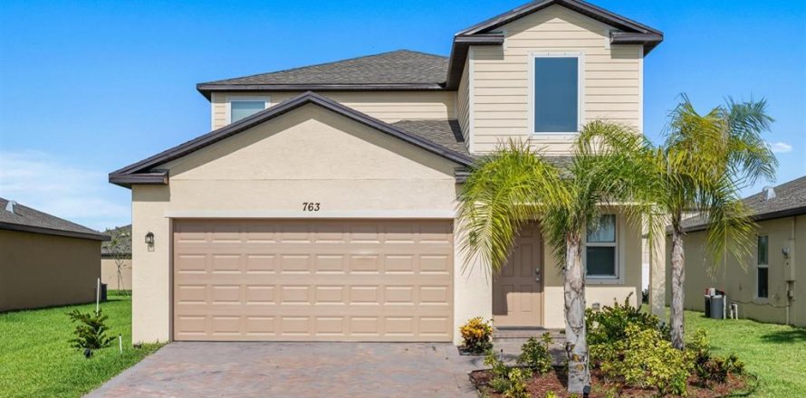 House in St. Lucie, Florida 5 bedrooms, 216.09 sq.m. № 2305140