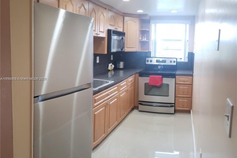 Condo in Miami, Florida, 2 bedrooms  № 1864853 - photo 2