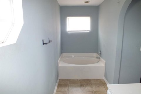 House in Winter Haven, Florida 4 bedrooms, 204.38 sq.m. № 2258640 - photo 3