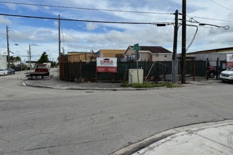 Commercial property in Miami, Florida № 2062391