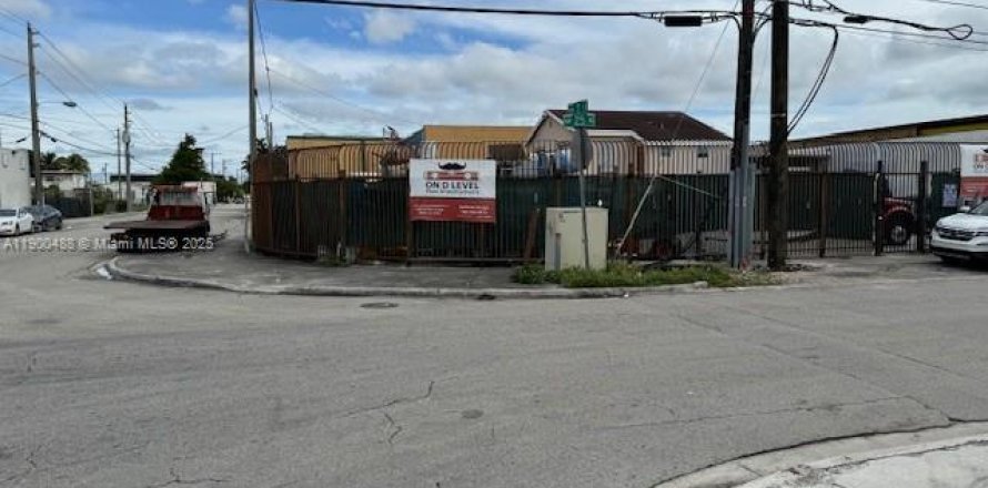 Commercial property in Miami, Florida № 2062391